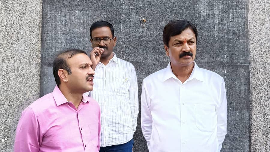 <div class="paragraphs"><p>ಶಿವಮೊಗ್ಗದ ಮಲ್ಲೇಶನಗರದ ಕೆ.ಎಸ್.ಈಶ್ವರಪ್ಪ ಮನೆಗೆ ಶಾಸಕ ರಮೇಶ ಜಾರಕಿಹೊಳಿ ಶುಕ್ರವಾರ ಭೇಟಿ ನೀಡಿದರು</p><p></p></div>