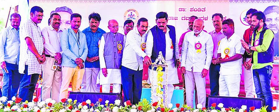 <div class="paragraphs"><p>ಕನಕಗಿರಿಯಲ್ಲಿ ಶನಿವಾರ ನಡೆದ ವಿಚಾರಗೋಷ್ಠಿಯನ್ನು ಜಿಲ್ಲಾ ಉಸ್ತುವಾರಿ ಸಚಿವ ಶಿವರಾಜ ತಂಗಡಗಿ ಉದ್ಘಾಟಿಸಿದರು</p></div>