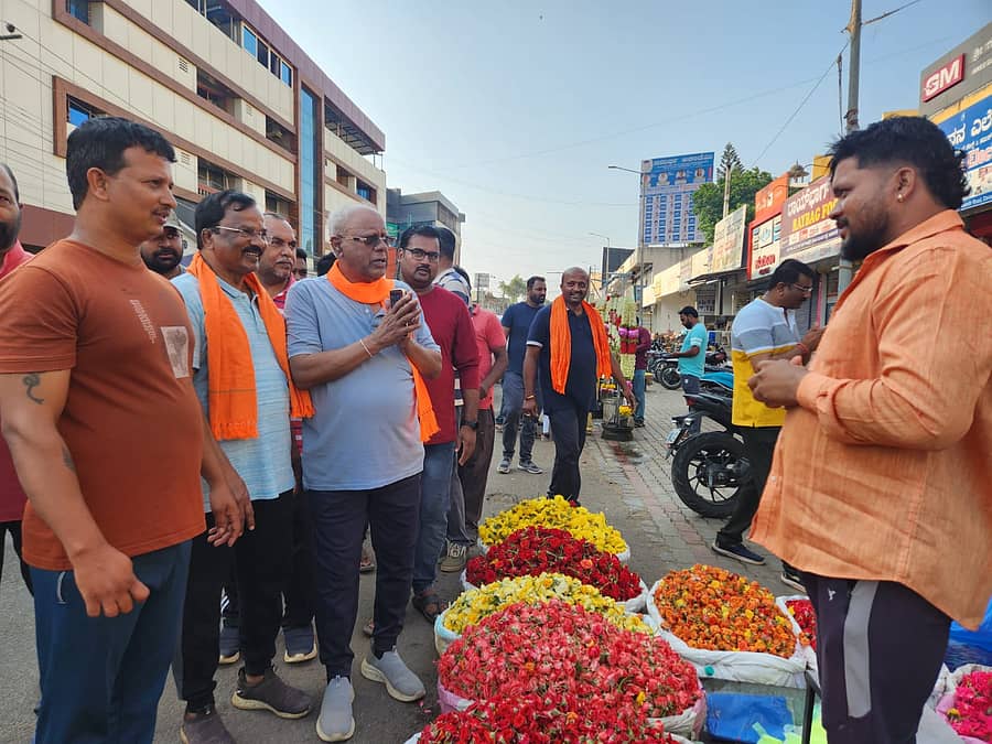 ದಾವಣಗೆರೆಯ ವಿವಿಧೆಡೆ ಪತ್ನಿ ಗಾಯತ್ರಿ ಅವರ ಪರವಾಗಿ ಸಂಸದ ಜಿ.ಎಂ.ಸಿದ್ದೇಶ್ವರ ಅವರು ಮತಯಾಚಿಸಿದರು.