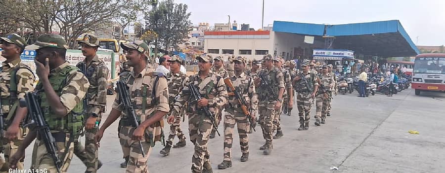 ಕೋಲಾರದ ಕೆಎಸ್ಆರ್ಟಿಸಿ ಬಸ್ ನಿಲ್ದಾಣದ ಬಳಿ ಬುಧವಾರ ಸಿಐಎಸ್ಎಫ್ ಯೋಧರು ಹಾಗೂ ಪೊಲೀಸರು ರೂಟ್ ಮಾರ್ಚ್ ನಡೆಸಿದರು