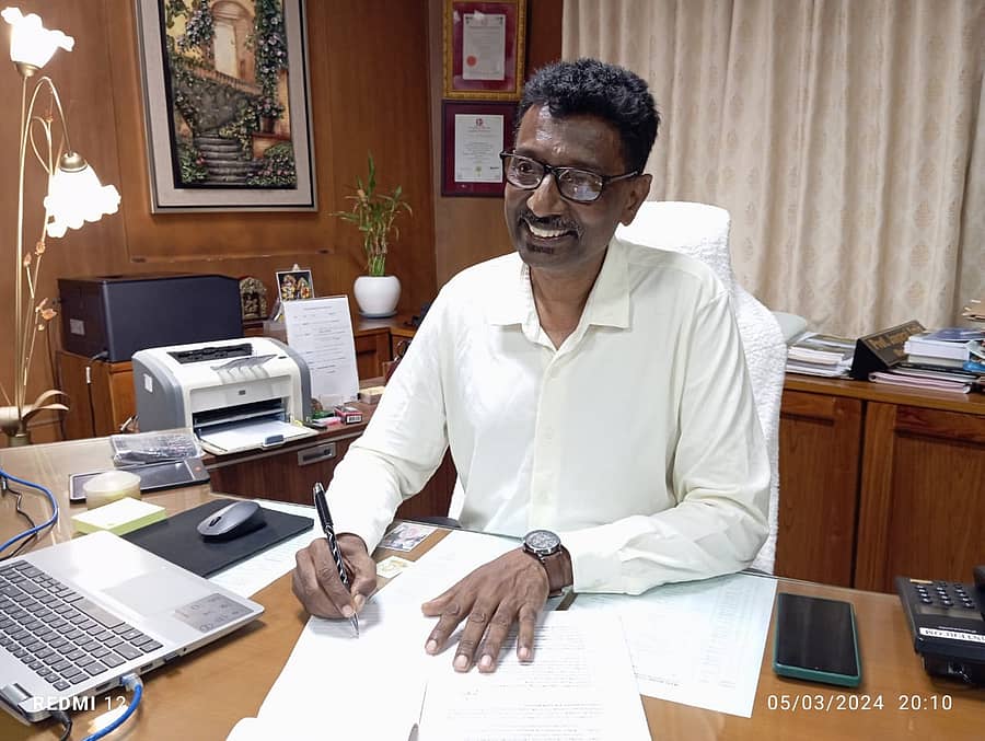 ಪ್ರೊ.ಪಿ.ಎಲ್.ಧರ್ಮ ಅವರು ಮಂಗಳೂರು ವಿಶ್ವವಿದ್ಯಾಲಯದ ಕುಲಪತಿಯಾಗಿ ಮಂಗಳವಾರ ಅಧಿಕಾರ ಸ್ವೀಕರಿಸಿದರು