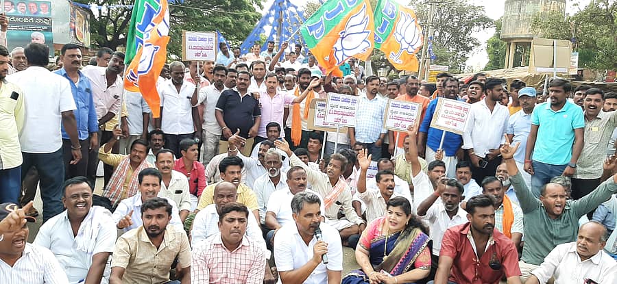 ತಿಪಟೂರು ತಾಲ್ಲೂಕಿನ ಕೆ.ಬಿ.ಕ್ರಾಸ್ ವೃತ್ತದಲ್ಲಿ ಭಾನುವಾರ ಬಿಜೆಪಿ ಕಾರ್ಯಕರ್ತರು ಮಾಜಿ ಸಚಿವ ವಿ.ಸೋಮಣ್ಣ ವಿರುದ್ಧ ಪ್ರತಿಭಟನೆ ನಡೆಸಿದರು