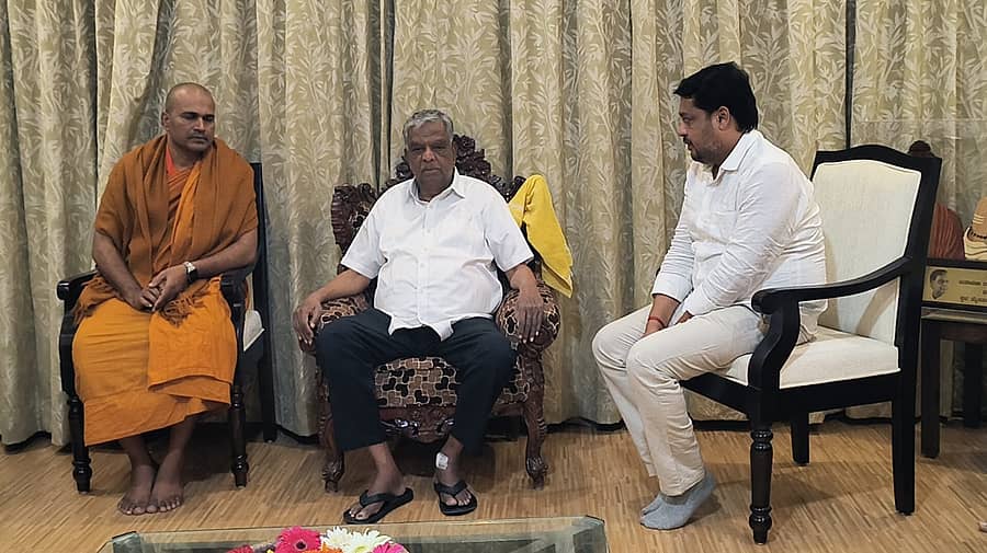 ಚಾಮರಾಜನಗರ ಕ್ಷೇತ್ರದ ಸಂಭಾವ್ಯ ಅಭ್ಯರ್ಥಿ ಸುನೀಲ್ ಬೋಸ್ ಅವರು ಮೈಸೂರಿನಲ್ಲಿ ಸಂಸದ ವಿ.ಶ್ರೀನಿವಾಸ ಪ್ರಸಾದ್ ಅವರನ್ನು ಭೇಟಿ ಮಾಡಿ ಮಾತುಕತೆ ನಡೆಸಿದರು