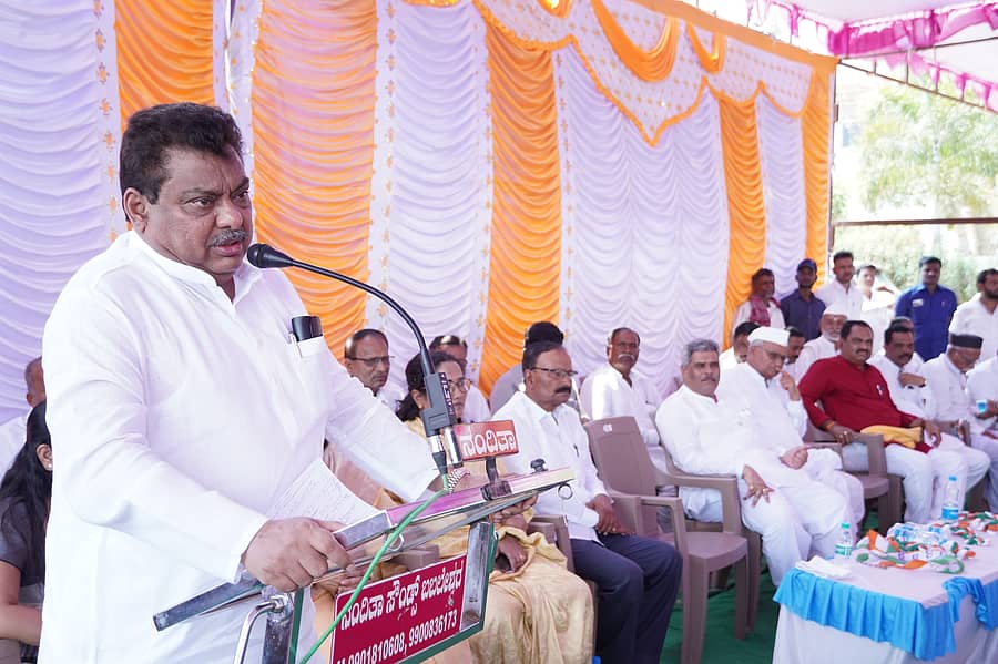 ಬಬಲೇಶ್ವರದಲ್ಲಿ ನಡೆದ ಕಾಂಗ್ರೆಸ್ ಮುಖಂಡರು, ಪದಾಧಿಕಾರಿಗಳು ಹಾಗೂ ಕಾರ್ಯಕರ್ತರ ಸಭೆಯಲ್ಲಿ ಸಚಿವ ಎಂ. ಬಿ. ಪಾಟೀಲ ಮಾತನಾಡಿದರು