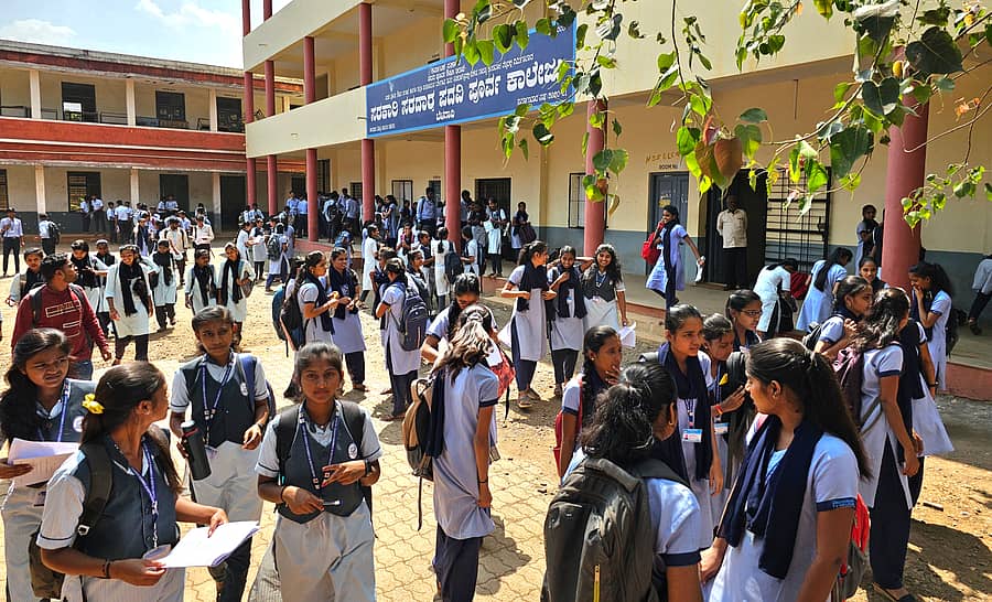 ಬೆಳಗಾವಿಯ ಸರ್ಕಾರಿ ಸರ್ದಾರ್ಸ್ ಪಿಯು ಕಾಲೇಜಿನಲ್ಲಿ ಶುಕ್ರವಾರ ಪರೀಕ್ಷೆ ಬರೆದು ಹೊರಬಂದ ವಿದ್ಯಾರ್ಥಿಗಳು