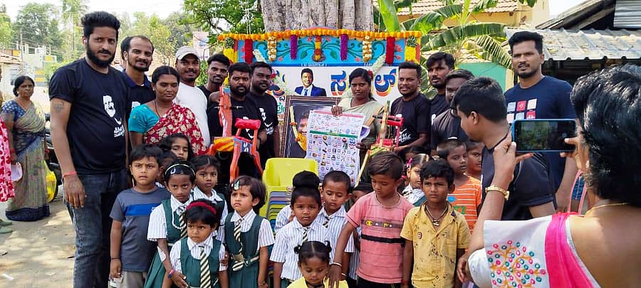 ಚನ್ನಪಟ್ಟಣ ತಾಲ್ಲೂಕಿನ ಸಂತೆಮೊಗೇನಹಳ್ಳಿಯಲ್ಲಿ ಅಪ್ಪು ಅಭಿಮಾನಿಗಳ ಸಂಘದಿಂದ ಜನ್ಮದಿನ ಆಚರಿಸಲಾಯಿತು