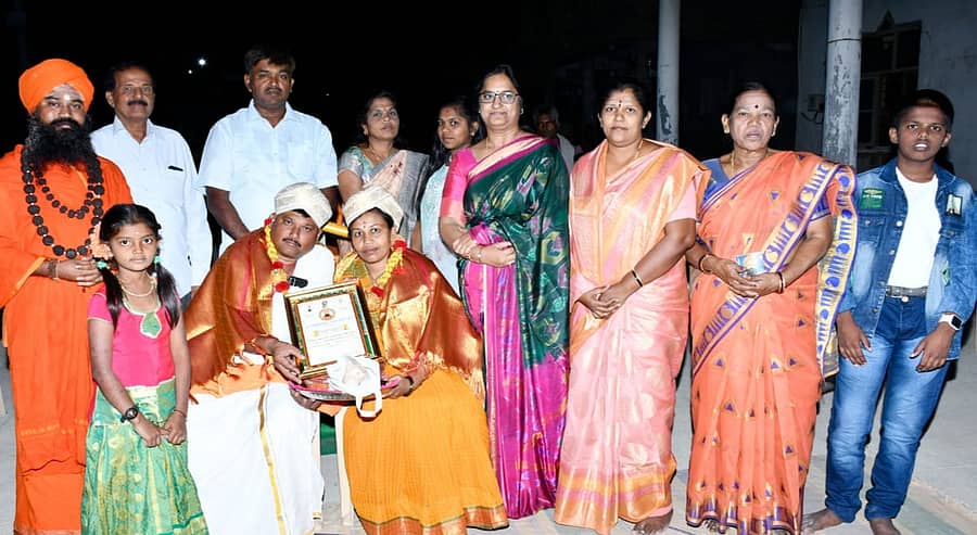 ತೋವಿನಕೆರೆ ಸಮೀಪದ ಸಿದ್ಧರಬೆಟ್ಟ ರಂಭಾಪುರಿ ಮಠದಲ್ಲಿ ನಡೆದ ಬೆಳದಿಂಗಳ ಕೂಟದಲ್ಲಿ ಹೈನು ಉದ್ಯಮಿ ಎ.ಎನ್. ರಾಜೇಶ್ವರಿ ಅವರನ್ನು ಸತ್ಕರಿಸಲಾಯಿತು