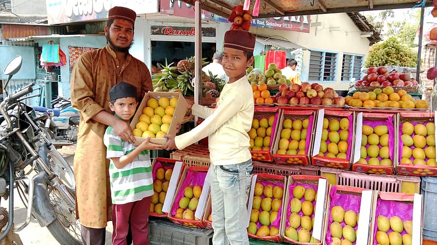 ಸಂಕೇಶ್ವರ ಪಟ್ಟಣದಲ್ಲಿ ದೇವಗಡ ಆಪೂಸ್ ಮತ್ತು ರತ್ನಾಗಿರಿ ಆಪೂಸ್ ಮಾವಿನಕಾಯಿಗಳನ್ನು ಮಾರುತ್ತಿರುವ ವ್ಯಾಪಾರಿ