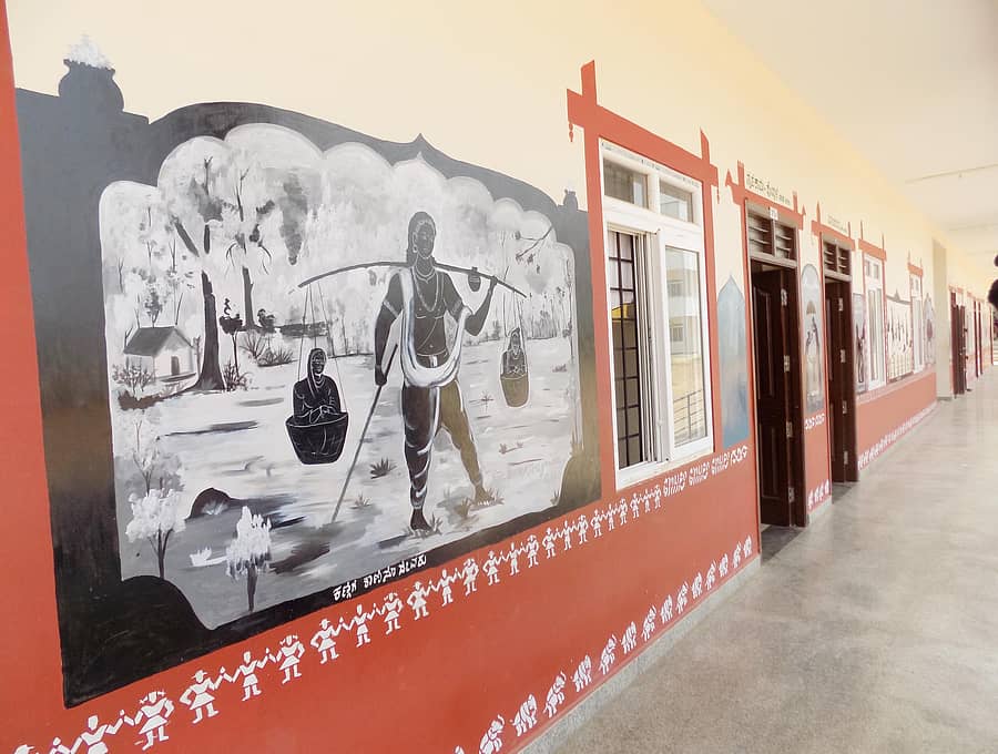 ಹಳೇಬೀಡಿನ ಕರ್ನಾಟಕ ಪಬ್ಲಿಕ್ ಶಾಲೆಯ ಪ್ರಾಥಮಿಕ ವಿಭಾಗದ ಕಟ್ಟಡದ ಗೋಡೆಗಳ ಮೇಲೆ ಬಿಡಿಸಿರುವ ಚಿತ್ರಗಳು