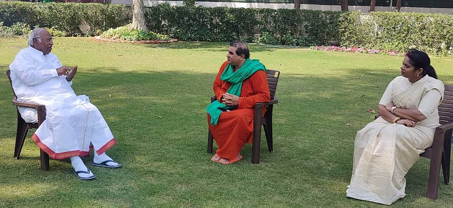 ಎಐಸಿಸಿ ಅಧ್ಯಕ್ಷ ಮಲ್ಲಿಕಾರ್ಜುನ ಖರ್ಗೆ ಅವರನ್ನು ನವದೆಹಲಿಯಲ್ಲಿ ಭೇಟಿ ಮಾಡಿದ ಬಸವ ಜಯ ಮೃತ್ಯುಂಜಯ ಸ್ವಾಮೀಜಿ ಅವರು, ಚರ್ಚೆ ನಡೆಸಿದರು. ಈ ವೇಳೆ, ವೀಣಾ ಕಾಶಪ್ಪನವರ ಉಪಸ್ಥಿತರಿದ್ದರು.