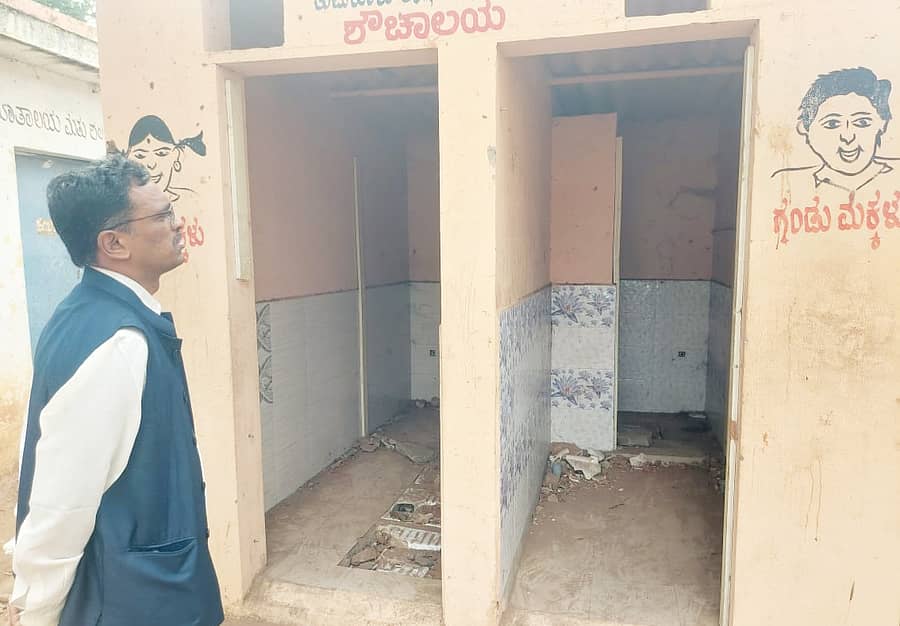 ತುಮಕೂರಿನ ಕೋಟೆ ಆಂಜನೇಯ ಸ್ವಾಮಿ ದೇಗುಲದ ಮುಂಭಾಗದಲ್ಲಿರುವ ಎಂಪ್ರೆಸ್ ಸರ್ಕಾರಿ ಹಿರಿಯ ಪ್ರಾಥಮಿಕ ಶಾಲೆಗೆ ಸೋಮವಾರ ಮಕ್ಕಳ ಹಕ್ಕುಗಳ ರಕ್ಷಣಾ ಆಯೋಗದ ಸದಸ್ಯ ಕೆ.ಟಿ.ತಿಪ್ಪೇಸ್ವಾಮಿ ಭೇಟಿ ನೀಡಿ ಹಾಳಾಗಿರುವ ಶೌಚಾಲಯ ವೀಕ್ಷಿಸಿದರು