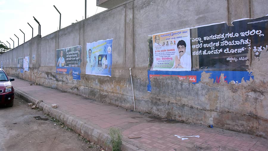 ಹುಬ್ಬಳ್ಳಿಯ ರಸ್ತೆಬದಿಯ ಗೋಡೆಯೊಂದರಲ್ಲಿ ರಾಜಕೀಯ ಕಾರ್ಯಕ್ರಮಗಳ ಪೋಸ್ಟರ್‌ಗಳನ್ನು ಅಂಟಿಸಿರುವುದು –ಪ್ರಜಾವಾಣಿ ಚಿತ್ರಗಳು– ಗುರು ಹಬೀಬ