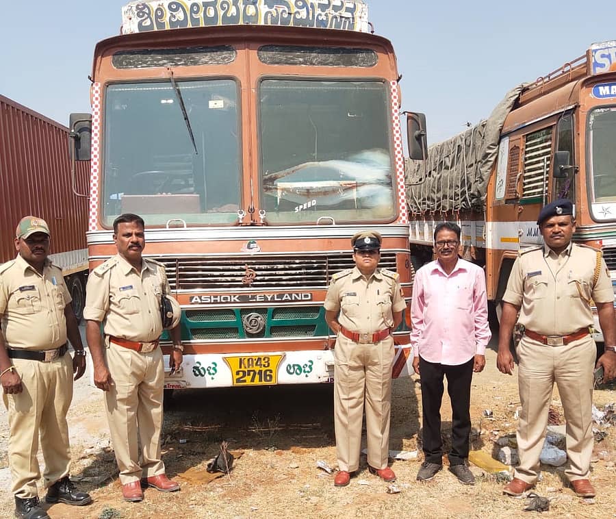 ರಾಮನಗರ ಹೊರವಲಯದಲ್ಲಿ ಅಬಕಾರಿ ಇಲಾಖೆ ಅಧಿಕಾರಿಗಳು ವಶಪಡಿಸಿಕೊಂಡಿರುವ ಮದ್ಯದ ಲಾರಿಗಳು