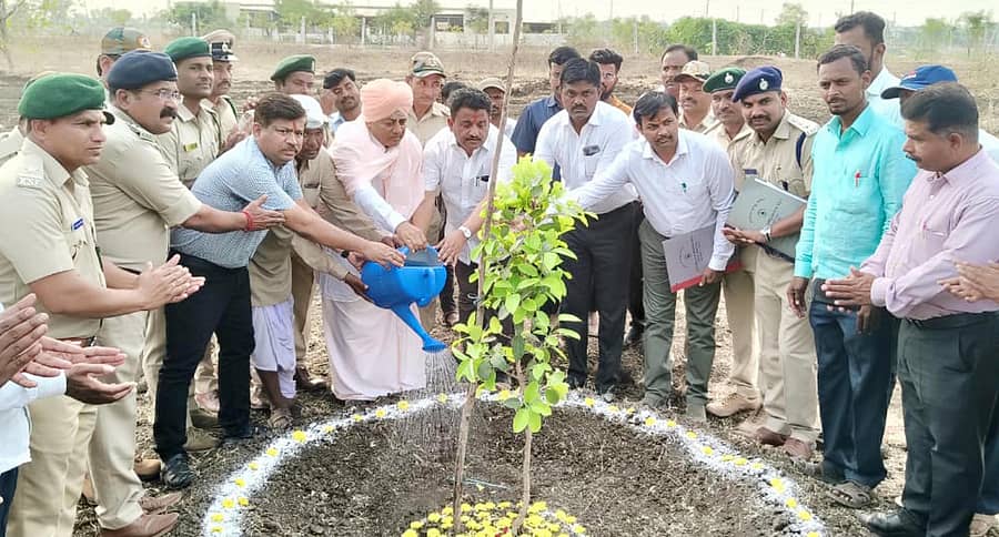 ಸಿಂದಗಿ ಪಟ್ಟಣದ ಹೊನ್ನಪ್ಪಗೌಡ ಬಿರಾದಾರ ಬಡಾವಣೆಯಲ್ಲಿ ಶಾಸಕ ಅಶೋಕ ಮನಗೂಳಿ ಸಮ್ಮುಖದಲ್ಲಿ ಗಣ್ಯರು ಟ್ರೀಪಾರ್ಕ್ಗೆ ಭೂಮಿಪೂಜೆ ನೆರವೇರಿಸಿದರು