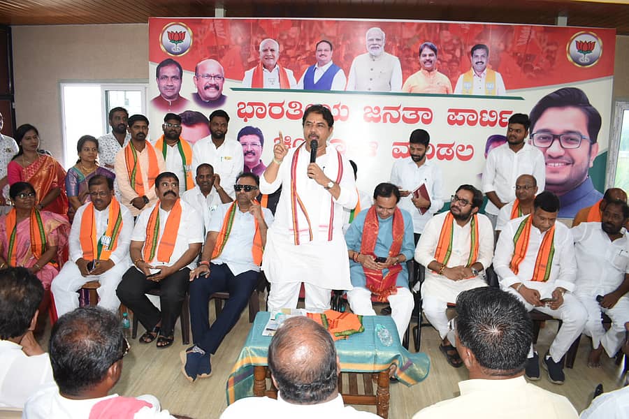 ಚಿಂಚೋಳಿಯಲ್ಲಿ ನಡೆದ ಬಿಜೆಪಿ ಕಾರ್ಯಕರ್ತರ ಸಭೆಯಲ್ಲಿ ವಿಧಾನಸಭೆ ವಿರೋಧಪಕ್ಷದ ನಾಯಕ ಆರ್.ಅಶೋಕ ಮಾತನಾಡಿದರು