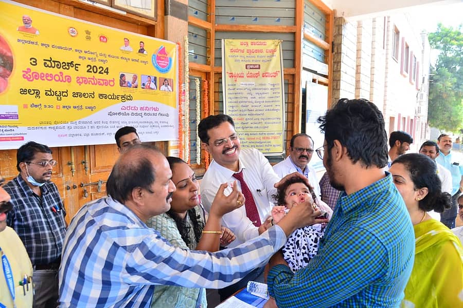 ಬಳ್ಳಾರಿಯ ಜಿಲ್ಲಾಸ್ಪತ್ರೆಯಲ್ಲಿ ಮಗುವೊಂದಕ್ಕೆ ಪಲ್ಸ್ ಪೋಲಿಯೊ ಲಸಿಕೆ ಹಾಕಲಾಯಿತು