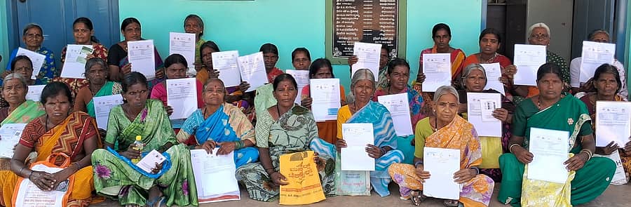 ಸಂತೇಮರಹಳ್ಳಿಯ ಶಿಶು ಅಭಿವೃದ್ಧಿ ಯೋಜನಾಧಿಕಾರಿಗಳ ಕಚೇರಿ ಮುಂಭಾಗ ಮಹಿಳೆಯರು ಗೃಹಲಕ್ಷ್ಮಿ ಯೋಜನೆಯಡಿ ಖಾತೆಗೆ ಹಣ ಬಿಡುಗಡೆಯಾಗದಿರುವ ಕ್ರಮ ಖಂಡಿಸಿ ಆದೇಶ ಪತ್ರ ಹಿಡಿದು ಪ್ರತಿಭಟನೆ ನಡೆಸಿದರು