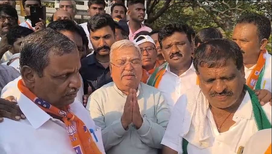 ಶಿರಾದಲ್ಲಿ ಶುಕ್ರವಾರ ಅಂಬೇಡ್ಕರ್ ಪ್ರತಿಮೆಗೆ ಚಿತ್ರದುರ್ಗ ಲೋಕಸಭಾ ಕ್ಷೇತ್ರದ ಬಿಜೆಪಿ ಅಭ್ಯರ್ಥಿ ಗೋವಿಂದ ಕಾರಜೋಳ ಮಾಲಾರ್ಪಣೆ ಮಾಡಿದರು