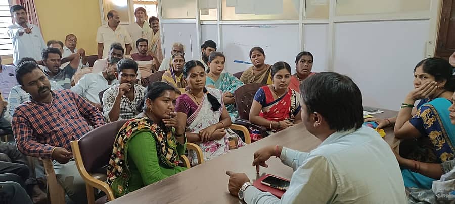 ರೋಣ ತಾಲ್ಲೂಕಿನ ಸವಡಿ ಗ್ರಾಮ ಪಂಚಾಯ್ತಿಯಲ್ಲಿ ನಡೆದ ಸಭೆಯಲ್ಲಿ ಜಿಲ್ಲಾ ಮಾಹಿತಿ ಶಿಕ್ಷಣ ಮತ್ತು ಸಂವಹನ ಸಂಯೋಜಕ ವಿ.ಎಸ್. ಸಜ್ಜನ ಮಾತನಾಡಿದರು