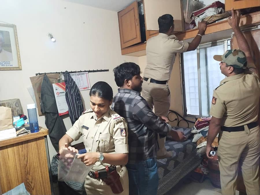 ರೌಡಿಯೊಬ್ಬನ ಮನೆಯಲ್ಲಿ ಪೊಲೀಸರು ಶೋಧ ನಡೆಸಿದರು