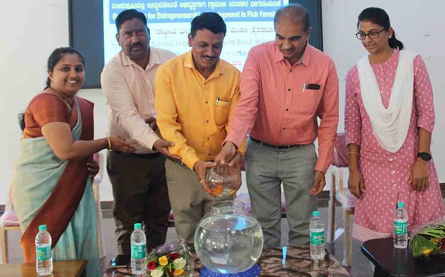 ಹಿರಿಯೂರು ತಾಲ್ಲೂಕಿನ ಬಬ್ಬೂರು ಫಾರಂನ ವಲಯ ಕೃಷಿ ಸಂಶೋಧನಾ ಕೇಂದ್ರದಲ್ಲಿ ಮಂಗಳವಾರ ಹಮ್ಮಿಕೊಂಡಿದ್ದ ತರಬೇತಿ ಕಾರ್ಯಕ್ರಮವನ್ನು ಕೃಷಿ ಮತ್ತು ತೋಟಗಾರಿಕೆ ಸಂಶೋಧನಾ ಕೇಂದ್ರದ ಸಹಸಂಶೋಧನಾ ನಿರ್ದೇಶಕ ಸುರೇಶ ಡಿ. ಏಕಬೋಟೆ ಉದ್ಘಾಟಿಸಿದರು