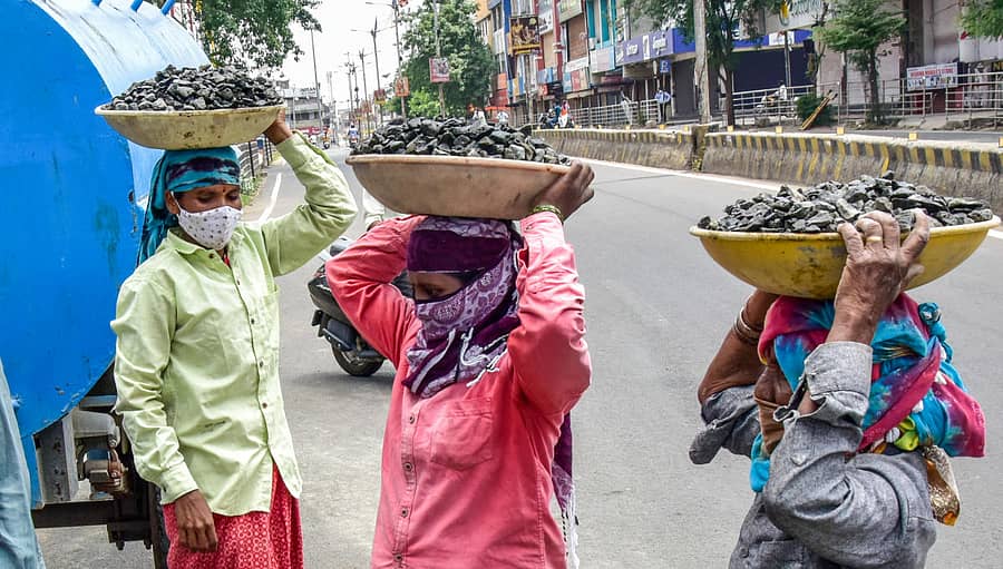 <div class="paragraphs"><p>ಕಲಬುರ್ಗಿ ನಗರದ ಜನನಿಬಿಡ ಪ್ರದೇಶಗಳು ಗುರುವಾರದಿಂದ ಜಾರಿಗೊಳಿಸಿದ ಮೂರು ದಿನಗಳ ಸಂಪೂರ್ಣ ಲಾಕ್ಡೌನ್ ವೇಳೆ ಕಟ್ಟಡ ಕಾರ್ಮಿಕರು ಪೊಲೀಸ್ ಚೌಕ್ ಠಾಣೆ ಎದುರು ರಸ್ತೆ ಚರಂಡಿ ಕಾಮಗಾರಿಯಲ್ಲಿ ತೊಡಗಿದ್ದು ಶುಕ್ರವಾರ ಕಂಡುಬಂತು. - Photo/ Prashanth HG</p></div>