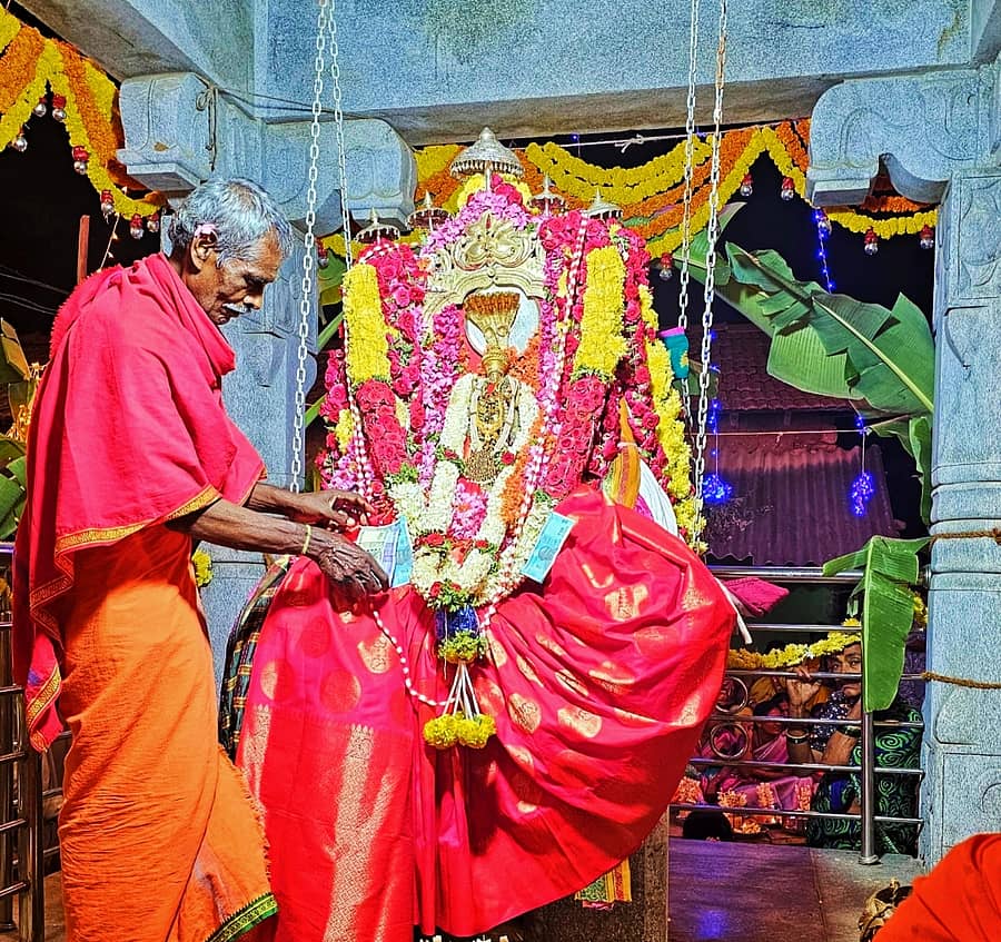 ನಾಗಮಂಗಲ ತಾಲ್ಲೂಕಿನ ಪಿ.ನೇರಲೆಕೆರೆ ಗ್ರಾಮದಲ್ಲಿ ಜಾತ್ರಾ ಮಹೋತ್ಸವದ ಹಿನ್ನೆಲೆಯಲ್ಲಿ ಜಾಗರಣೆ ಮತ್ತು ರಂಗಕುಣಿತ ಉತ್ಸವಕ್ಕೂ ಮುನ್ನ ನೇರಲೆಕೆರಮ್ಮ ದೇವಿಯ ಉತ್ಸವ ಮೂರ್ತಿಯ ಉಯ್ಯಾಲೋತ್ಸವ ಜರುಗಿತು.