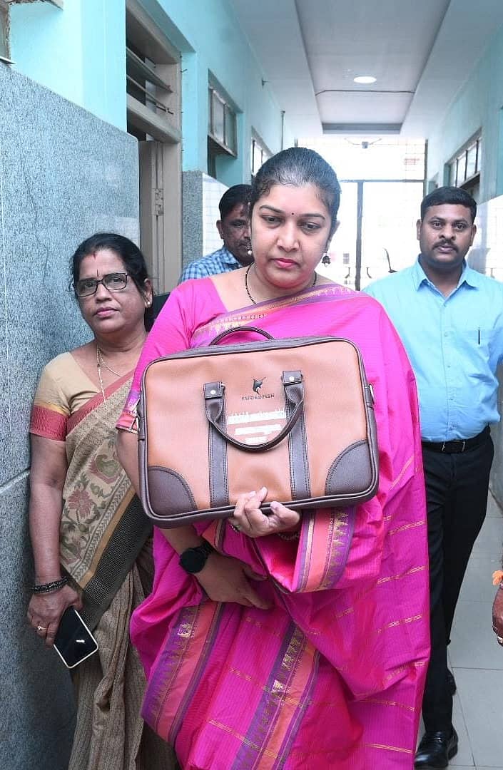 ಬಜೆಟ್ ಮಂಡನೆಗೆ ಬಜೆಟ್ ಪ್ರತಿಯೊಂದಿಗೆ ಬಂದ ಜಿಲ್ಲಾಧಿಕಾರಿ ಸಿ.ಟಿ.ಶಿಲ್ಪಾನಾಗ್