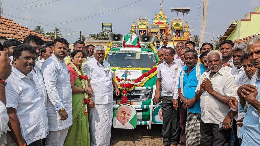 ಹೊಳೆನರಸೀಪುರ ತಾಲ್ಲೂಕಿನ ಮೂಡಲಹಿಪ್ಪೆಯಿಂದ ಸಂಸದ ಪ್ರಜ್ವಲ್ ರೇವಣ್ಣ, ಶಾಸಕ ಎಚ್.ಡಿ. ರೇವಣ್ಣ, ಭವಾನಿ ರೇವಣ್ಣ ಶುಕ್ರವಾರ ಬಹಿರಂಗ ಪ್ರಚಾರ ಪ್ರಾರಂಭಿಸಿದರು. ಉದ್ಯಮಿ ಎನ್.ಆರ್. ಅನಂತ್ಕುಮಾರ್, ಗುಂಜೇವು ಮಲ್ಲಿಕಾರ್ಜುನ್, ತಾಲ್ಲೂಕು ಜೆಡಿಎಸ್ ಅಧ್ಯಕ್ಷ ಎಚ್.ಎಸ್. ಪುಟ್ಟಸೋಮಪ್ಪ ಮೂಡಲಹಿಪ್ಪೆ, ಗ್ರಾಮದ ಮುಖಂಡರು ಪಾಲ್ಗೊಂಡಿದ್ದರು