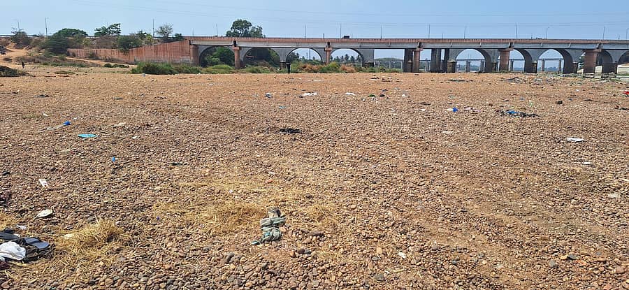 ರಾಣೆಬೆನ್ನೂರು ತಾಲ್ಲೂಕಿನ ಕುಮಾರಪಟ್ಟಣ ಬಳಿ ತುಂಗಭದ್ರಾ ನದಿ ಬರಿದಾಗಿರುವುದು