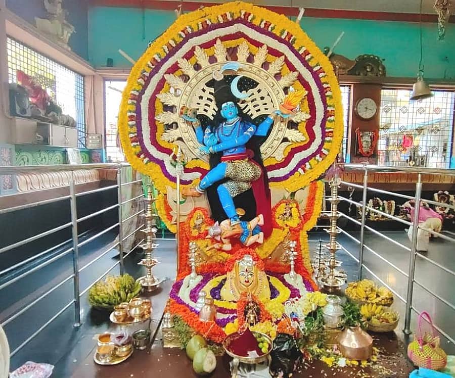 ಅರಕಲಗೂಡು ಗ್ರಾಮ ದೇವತೆ ದೊಡ್ಡಮ್ಮ ದೇವಾಲಯದಲ್ಲಿ ಮಹಾ ಶಿವರಾತ್ರಿ ಪ್ರಯುಕ್ತ ದೇವರಿಗೆ ಶಿವತಾಂಡವ ನೃತ್ಯದ ಅಲಂಕಾರ ಮಾಡಲಾಗಿತ್ತು