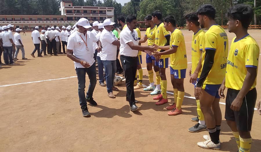 ಸೋಮವಾರಪೇಟೆ ಸಮೀಪದ ಗೌಡಳ್ಳಿ ಬಿಜಿಎಸ್ ಶಾಲಾ ಮೈದಾನದಲ್ಲಿ ನಡೆದ ಮುಕ್ತ ಫುಟ್ಬಾಲ್ ಪಂದ್ಯಾಟಕ್ಕೆ ತಾಲ್ಲೂಕು ವೈದ್ಯಾಧಿಕಾರಿ ಇಂದೂಧರ್ ಚಾಲನೆ ನೀಡಿದರು. ಗುರುಪ್ರಸಾದ್, ಸುಮಂತ್, ವೆಂಕಟೇಶ್, ದಿನೇಶ್, ಮೊಗಪ್ಪ ಭಾಗವಹಿಸಿದ್ದರು