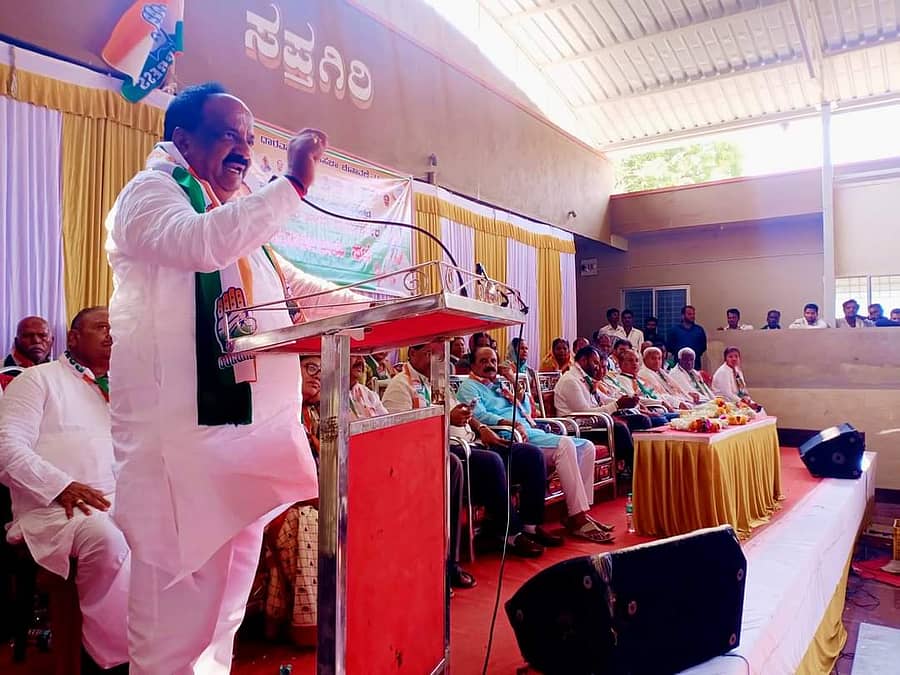 ನವಲಗುಂದ ಪಟ್ಟಣದಲ್ಲಿ ಲೋಕಸಭೆ ಚುನಾವಣೆ ಅಂಗವಾಗಿ ಜರುಗಿದ ಕಾಂಗ್ರೆಸ್ ಪೂರ್ವಭಾವಿ ಸಭೆಯಲ್ಲಿ ಶಾಸಕ ಎನ್ ಎಚ್ ಕೋನರಡ್ಡಿ ಮಾತನಾಡಿದರು