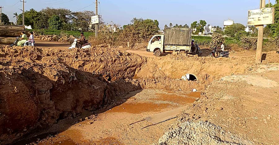 ವಿಜಯಪುರ–ಕೋಲಾರ ರಸ್ತೆಯಲ್ಲಿ ನಡೆಯುತ್ತಿರುವ ರಸ್ತೆ ಕಾಮಗಾರಿ ಜಾಗದಲ್ಲಿ ಸುರಕ್ಷತೆಯಿಲ್ಲದ ಜಾಗದಲ್ಲಿ ಸಾಗುತ್ತಿರುವ ವಾಹನಗಳು