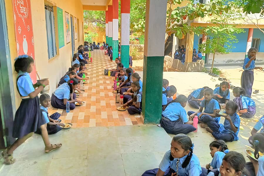 ಕವಿತಾಳದ ಕನ್ಯಾ ಸರ್ಕಾರಿ ಹಿರಿಯ ಪ್ರಾಥಮಿಕ ಶಾಲೆಯಲ್ಲಿ ಮನೆಯಿಂದ ತಂದ ಕುಡಿಯುವ ನೀರಿನ ಬಾಟಲಿಯನ್ನು ಇಟ್ಟುಕೊಂಡು ಮಕ್ಕಳು ಮಧ್ಯಾಹ್ನದ ಬಿಸಿಯೂಟ ಮಾಡುತ್ತಿರುವುದು