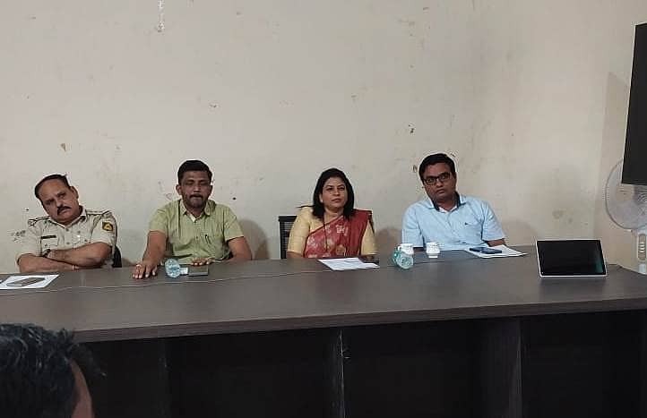 ಲೋಕಸಭಾ ಚುನಾವಣೆಯ ಹಿನ್ನೆಲೆಯಲ್ಲಿ ಮೂಡಲಗಿಯ ತಹಶೀಲ್ದಾರ್ ಕಚೇರಿಯ ಸಭಾಭವನದಲ್ಲಿ ಸೋಮವಾರ ನಡೆದ ರಾಜಕೀಯ ಪಕ್ಷಗಳ ಪ್ರತಿನಿಧಿಗಳ ಸಭೆಯಲ್ಲಿ ಅರಭಾವಿ ಕ್ಷೇತ್ರದ ಚುನಾವಣಾಧಿಕಾರಿ ಪ್ರಭಾವತಿ ಎಫ್. ಮಾತನಾಡಿದರು