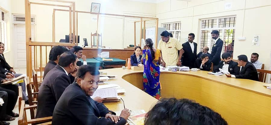 ಪಾವಗಡ ನ್ಯಾಯಾಲಯದಲ್ಲಿ ಶನಿವಾರ ಲೋಕ ಅದಾಲತ್ ನಡೆಯಿತು. ನ್ಯಾಯಾಧೀಶೆ ಎಂ.ಎಸ್. ಹರಿಣಿ, ವಕೀಲರು ಮತ್ತು ಸಿಬ್ಬಂದಿ ಇದ್ದರು.