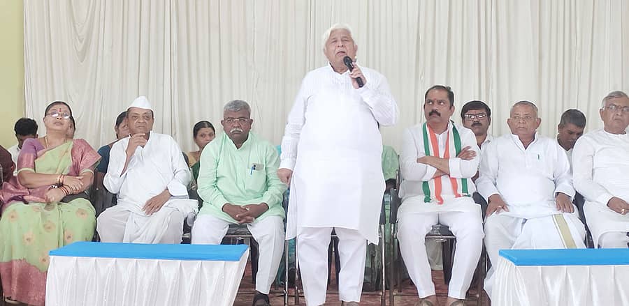 ಗದಗ ತಾಲ್ಲೂಕಿನ ನಾಗಾವಿಯಲ್ಲಿ ಹಾವೇರಿ–ಗದಗ ಲೋಕಸಭೆಯ ಕಾಂಗ್ರೆಸ್ ಪಕ್ಷದ ಅಭ್ಯರ್ಥಿ ಆನಂದಸ್ವಾಮಿ ಗಡ್ಡದೇವರಮಠ ಪರ ನಡೆದ ಕಾಂಗ್ರೆಸ್ ಪಕ್ಷದ ಕಾರ್ಯಕರ್ತರ ಸಭೆಯಲ್ಲಿ ಸಚಿವ ಎಚ್.ಕೆ.ಪಾಟೀಲ ಮಾತನಾಡಿದರು