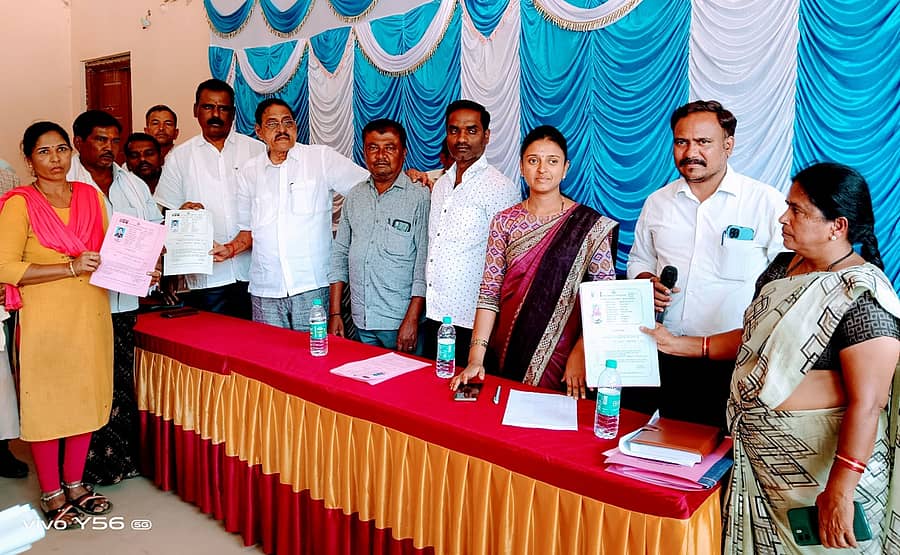 ಹೊನ್ನಾಳಿ ಪಟ್ಟಣದಲ್ಲಿ ಹಮ್ಮಿಕೊಂಡಿದ್ದ ಬೀದಿ ಬದಿ ವ್ಯಾಪಾರಿಗಳಿಗೆ ಶಾಸಕ ಡಿ.ಜಿ. ಶಾಂತನಗೌಡ, ಮುಖ್ಯಾಧಿಕಾರಿ ನಿರಂಜನಿ ಗುರುತಿನ ಚೀಟಿಯನ್ನು ವಿತರಿಸಿದರು