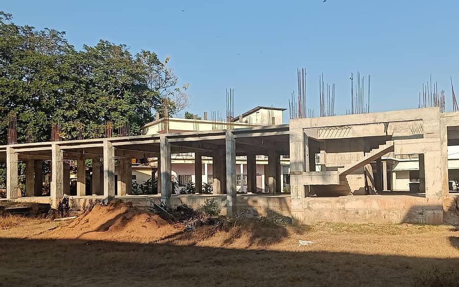 ಕಾರವಾರದ ಸರ್ಕಾರಿ ಕಲಾ ಮತ್ತು ವಿಜ್ಞಾನ ಕಾಲೇಜಿನ ಹೊಸ ಕಟ್ಟಡ ಕಾಮಗಾರಿ ಅರ್ಧಕ್ಕೆ ಸ್ಥಗಿತಗೊಂಡಿರುವುದು.