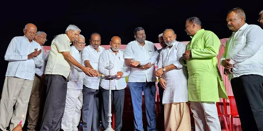 ಕೊಪ್ಪಳದಲ್ಲಿ ಶುಕ್ರವಾರ ನಡೆದ ಶಿವರಾತ್ರಿ ಉತ್ಸವ ಕಾರ್ಯಕ್ರಮವನ್ನು ಸಂಸದ ಸಂಗಣ್ಣ ಕರಡಿ ಉದ್ಘಾಟಿಸಿದರು