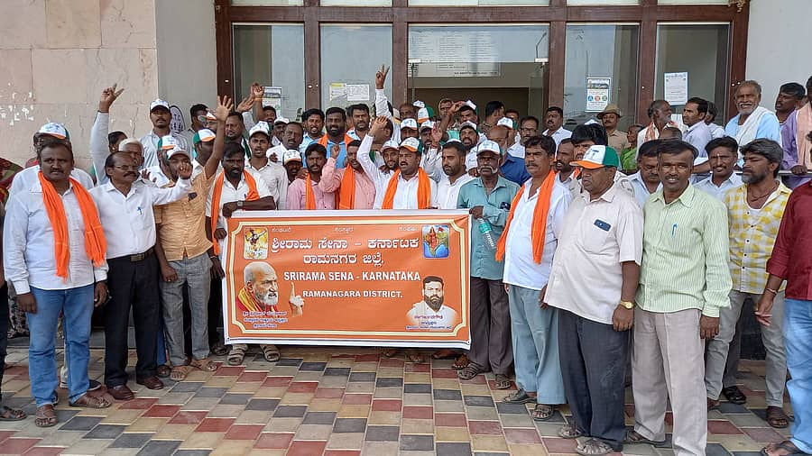 ಕನಕಪುರದ ತಾಲ್ಲೂಕು ಕಚೇರಿ ಮುಂಭಾಗ ಸೋಮವಾರ ರಾಜ್ಯ ಸರ್ಕಾರದ ವಿರುದ್ಧ ಬಿಜೆಪಿ, ಜೆಡಿಎಸ್ ಮತ್ತು ಶ್ರೀರಾಮ ಸೇನೆ ಸಂಘಟನೆ ಕಾರ್ಯಕರ್ತರು ಪ್ರತಿಭಟನೆ ನಡೆಸಿದರು.