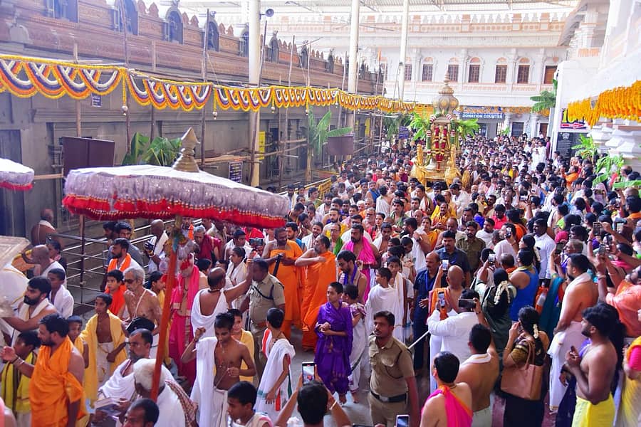 ಶ್ರೀ ರಾಘವೇಂದ್ರ ಸ್ವಾಮಿಗಳ 429ನೇ ವರ್ಧಂತಿ ಉತ್ಸವದ ಪ್ರಯುಕ್ತ ಮಂತ್ರಾಲಯ ಮಠದ ಆವರಣದಲ್ಲಿ ರಥೋತ್ಸವ ನಡೆಯಿತು