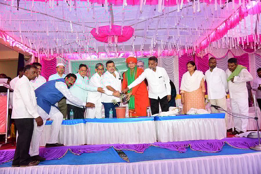 ದಾವಣಗೆರೆಯ ಪಿಂಜಾರರ ಸೌಹಾರ್ದ ಭವನದಲ್ಲಿ ಭಾನುವಾರ ನಡೆದ ಜಿಲ್ಲಾ ಸಮಾವೇಶವನ್ನು ಜಿಲ್ಲಾ ಉಸ್ತುವಾರಿ ಸಚಿವ ಎಸ್.ಎಸ್. ಮಲ್ಲಿಕಾರ್ಜುನ್ ಉದ್ಘಾಟಿಸಿದರು.