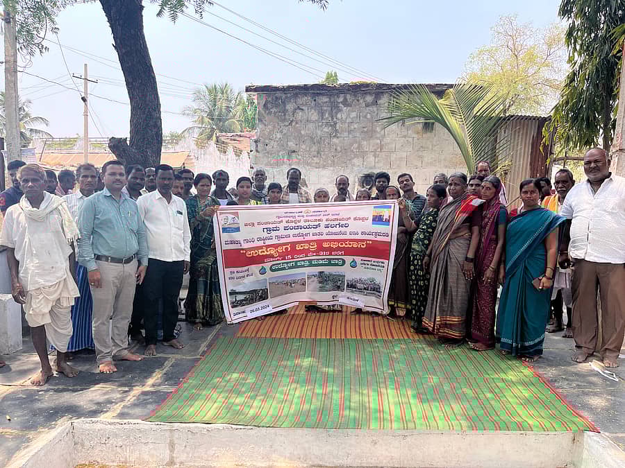 ಅಳವಂಡಿ ಸಮೀಪದ ಹಣವಾಳ ಗ್ರಾಮದಲ್ಲಿ ವಲಸೇ ಯಾಕ್ರೀ, ನಿಮ್ಮೂರಲ್ಲೇ ಉದ್ಯೋಗ ಖಾತ್ರಿ ಅಭಿಯಾನ ಕಾರ್ಯಕ್ರಮದಲ್ಲಿ ಭಾಗಿಯಾಗಿದ್ದ ಅಧಿಕಾರಿಗಳು ಹಾಗೂ ಗ್ರಾಮಸ್ಥರು