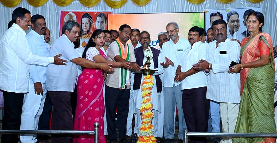 ಹೊಳಲ್ಕೆರೆಯಲ್ಲಿ ಮಂಗಳವಾರ ನಡೆದ ಕಾಂಗ್ರೆಸ್ ಬೂತ್ ಏಜೆಂಟ್ ಗಳ ತರಬೇತಿ ಕಾರ್ಯಾಗಾರವನ್ನು ಮಾಜಿ ಸಚಿವ ಎಚ್.ಆಂಜನೇಯ ಉದ್ಘಾಟಿಸಿದರು.