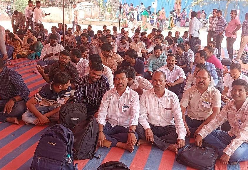 ಬೆಂಗಳೂರಿನಲ್ಲಿ ಬುಧವಾರ ಸರ್ಕಾರಿ ಪ್ರಥಮ ದರ್ಜೆ ಕಾಲೇಜು ಸಹಾಯಕ ಪ್ರಾಧ್ಯಾಪಕರ ಹುದ್ದೆಗೆ ಆಯ್ಕೆಯಾದ ಅಭ್ಯರ್ಥಿಗಳು ನೇಮಕಾತಿ ಆದೇಶ ನೀಡಲು ಒತ್ತಾಯಿಸಿ ಧರಣಿ ಸತ್ಯಾಗ್ರಹ ನಡೆಸಿದರು.