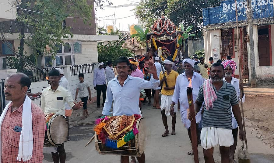 ಮಲೇಬೆನ್ನೂರು ಪಟ್ಟಣದ ಗ್ರಾಮದೇವತೆ ಉತ್ಸವದ ಅಂಗವಾಗಿ ಏಕನಾಥೇಶ್ವರಿ, ಕೋಡಿ ಮಾರೇಶ್ವರಿ, ಹಟ್ಟಿ ದುರ್ಗಾದೇವಿ ಹಾಗೂ ಪರಶುರಾಮ ದೇವರ ಚಿಕ್ಕ ರಥೋತ್ಸವ ಸೋಮವಾರ ನೆರವೇರಿಸಲಾಯಿತು