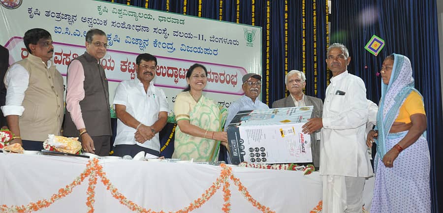 ವಿಜಯಪುರದ ಹಿಟ್ನಳ್ಳಿ ಕೃಷಿ ಮಹಾವಿದ್ಯಾಲಯದ ಐಸಿಆರ್ ಕೃಷಿ ವಿಜ್ಞಾನ ಕೇಂದ್ರದಲ್ಲಿ ರೈತರ ವಸತಿ ನಿಲಯ ಉದ್ಘಾಟನಾ ಕಾರ್ಯಕ್ರಮದಲ್ಲಿ ಕೇಂದ್ರ ಕೃಷಿ ಮತ್ತು ರೈತರ ಕಲ್ಯಾಣ ಇಲಾಖೆಯ ರಾಜ್ಯ ಸಚಿವೆ ಶೋಭಾ ಕರಂದ್ಲಾಜೆ ಅವರು ರೈತರಿಗೆ ಕೃಷಿ ಸಲಕರಣೆ ವಿತರಿಸಿದರು. ಸಂಸದ ರಮೇಶ ಜಿಗಜಿಣಗಿ, ಶಾಸಕ ವಿಠಲ ಕಟಕಧೋಂಡ ಇದ್ದಾರೆ –ಪ್ರಜಾವಾಣಿ ಚಿತ್ರ