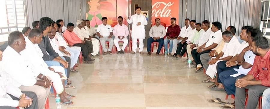 ಚಾಮರಾಜನಗರದಲ್ಲಿ ಶನಿವಾರ ನಡೆದ ಬಿಜೆಪಿ ಮಾದಿಗ ಸಮುದಾಯದವರ ಸಭೆಯಲ್ಲಿ ಮಾಜಿ ಸಚಿವ ಕೋಟೆ ಎಂ.ಶಿವಣ್ಣ ಮಾತನಾಡಿದರು. ಹಲವು ಮುಖಂಡಲು ಪಾಲ್ಗೊಂಡಿದ್ದರು